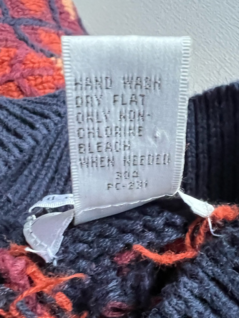 Van Heusen Hand Embroidered Navy Sweater with Autumn Leaf - L - Picture 9 of 9